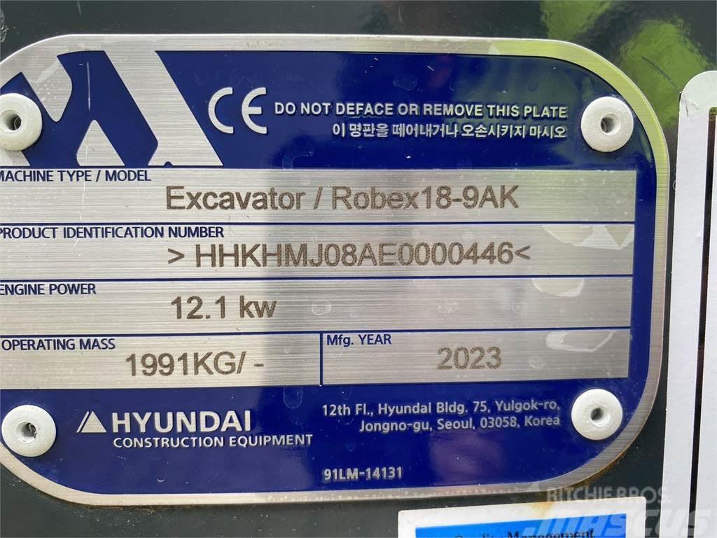 Hyundai R18-9AK Pelle sur pneus