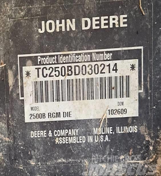 John Deere 2500 B PrecisionCut Tondeuses montées