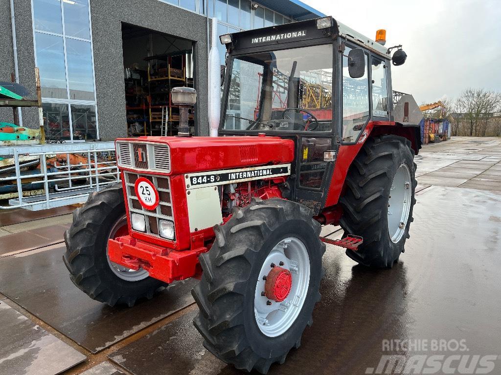 International 844 S 4x4 Tracteur