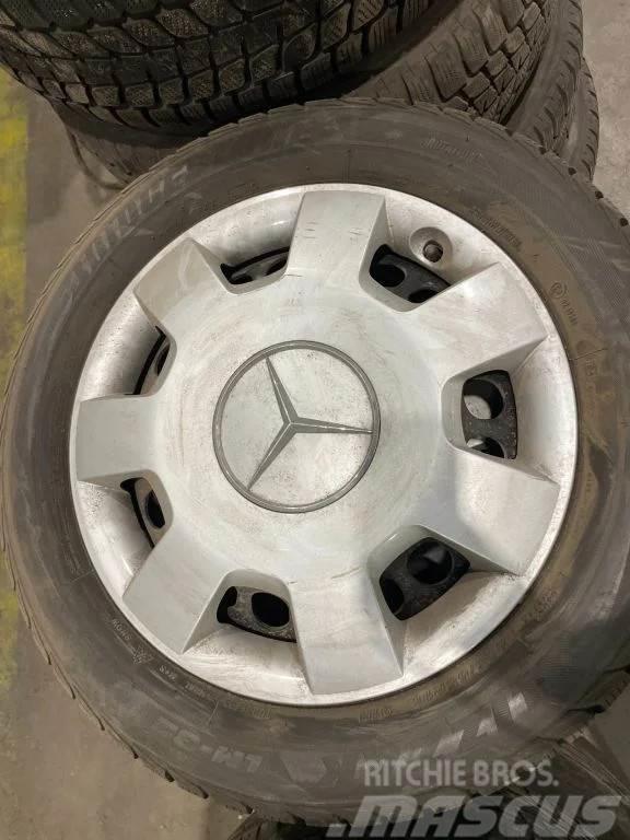 Bridgestone *Mercedes deksels met banden*205/55R16 Pneus, roues et jantes
