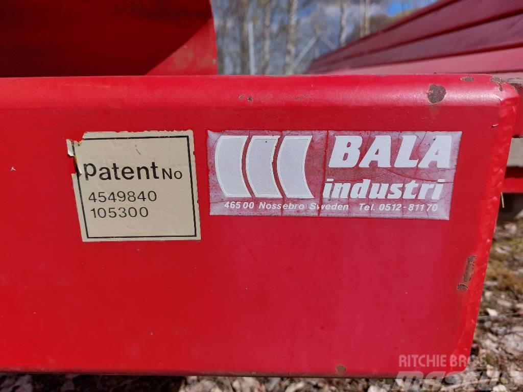 Bala Paalinkeräysvaunu Autres matériels de fenaison