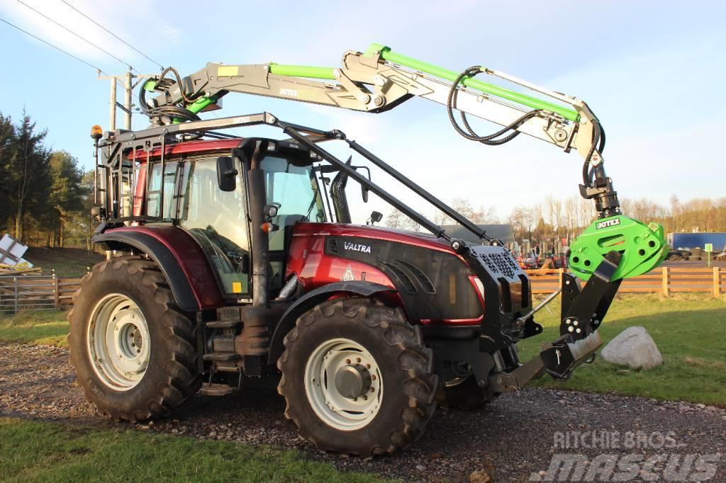 Valtra T163 Tractor with Botex 573 Forestry Loader Tracteurs forestiers