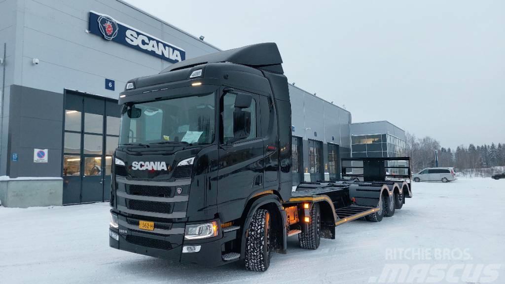 Scania R560 B10X4*6NB koneenkuljetusauto Camions de transport de machines forestières
