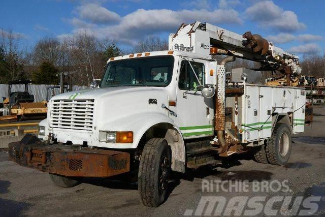 International 4900 Camion foreuse