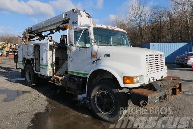 International 4900 Camion foreuse