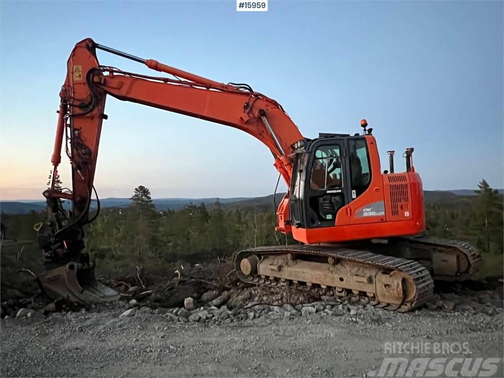 Doosan DX235LCR crawler excavator w/ GPS, bucket and tilt Pelle sur chenilles