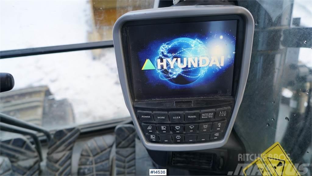 Hyundai HX520L digger w/ bucket. Pelle sur chenilles