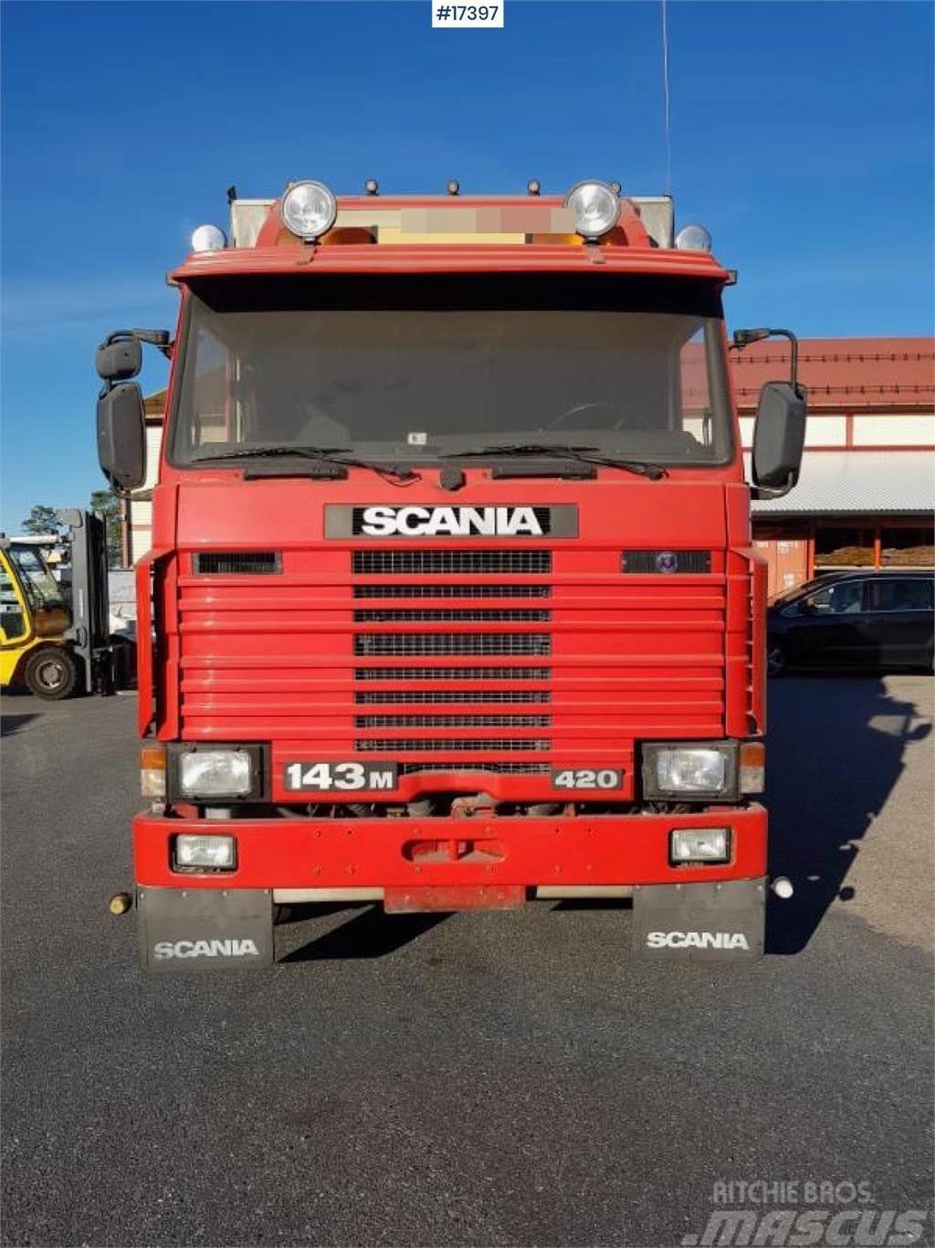 Scania 143M w/ rear mounted Hiab 105-3 crane from 1996 Camion plateau ridelle avec grue