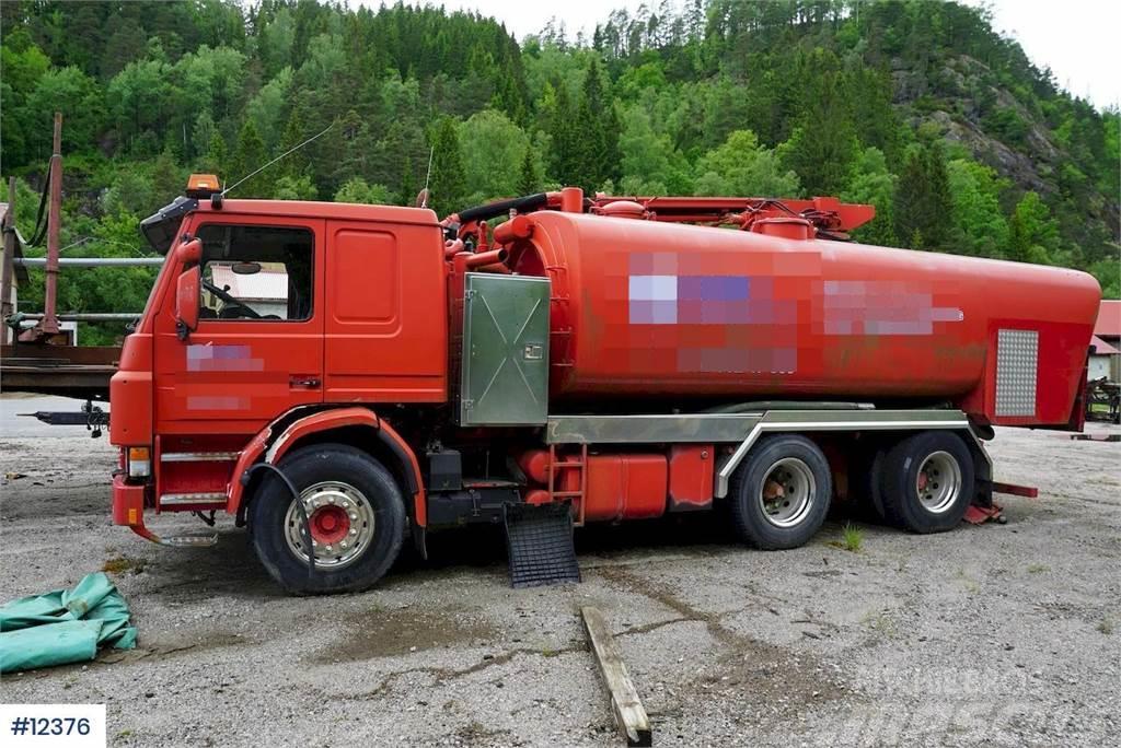 Scania vacuum truck Camions et véhicules municipaux