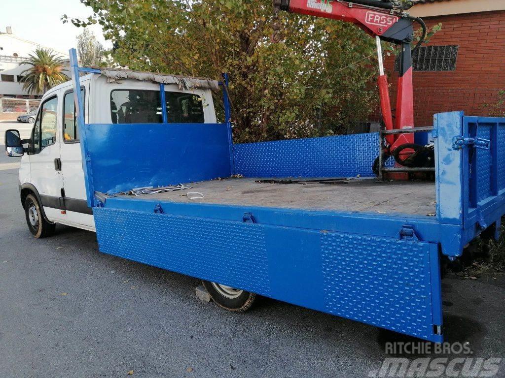 Camion Iveco Daily Doble Cabina con Pluma Autre camion