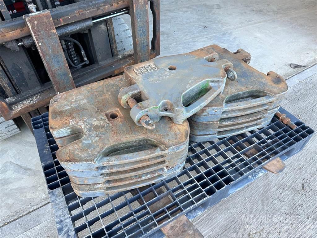 Massey Ferguson Set of front weights with centre tow weight Masse avant