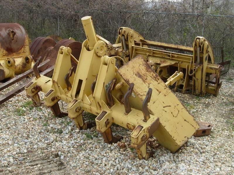 CAT 12H, 140H and maybe 160H Scarificateur