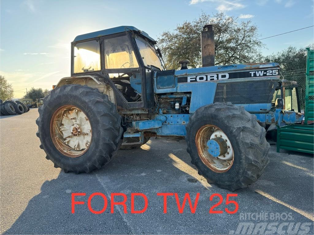 Ford / New Holland TW25 Tracteur