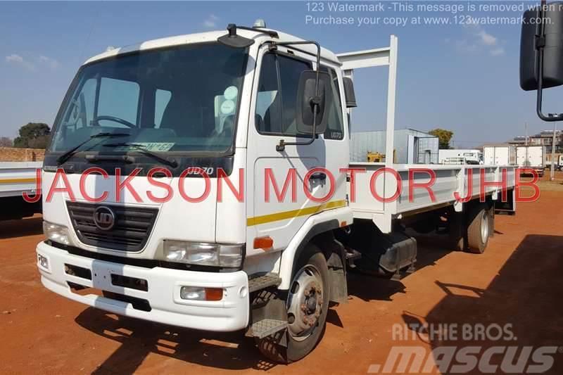 Nissan UD70, WITH 7.900 METRE LONG DROPSDIE BODY Autre camion