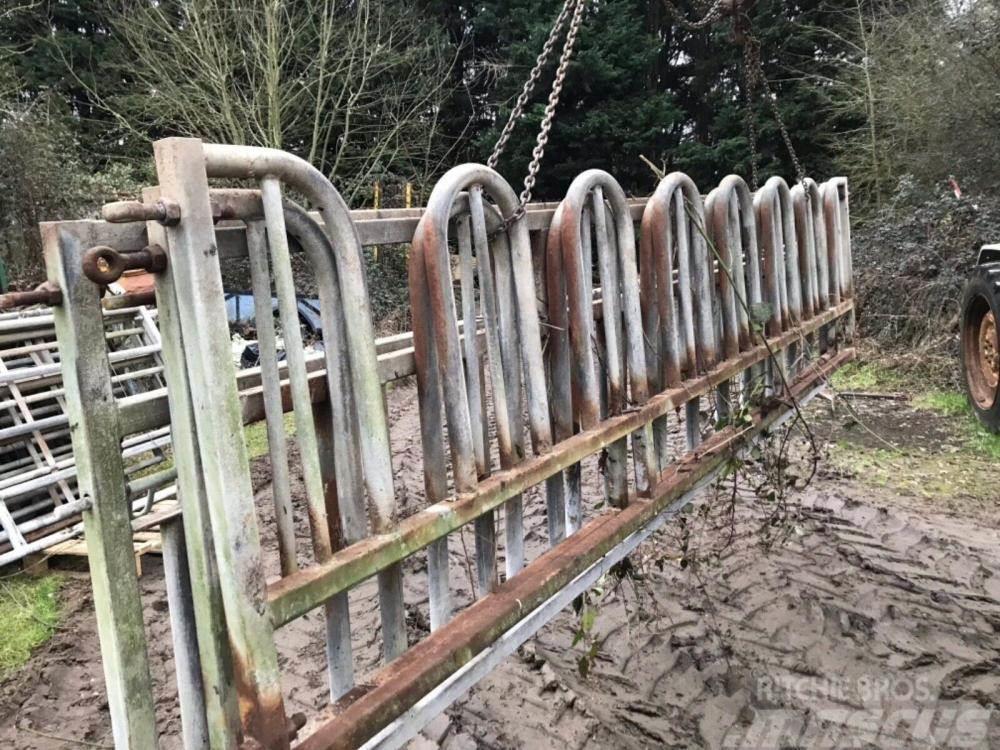  Cattle feed barriers 14 ft 6 Autres matériels d'élevage