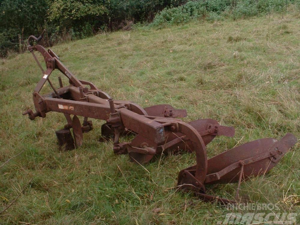 Massey Ferguson three furrow plough Autres accessoires