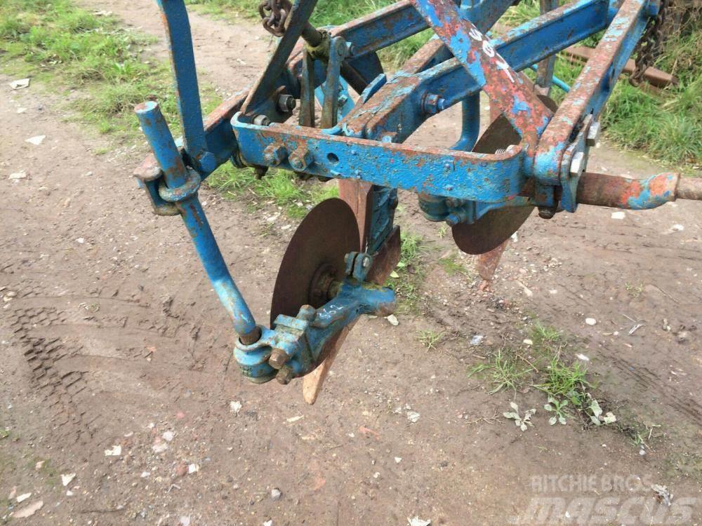  Two furrow plough £475 Charrue non réversible