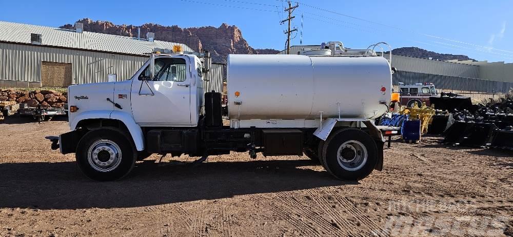  2,000 Gallon Water Truck Autre