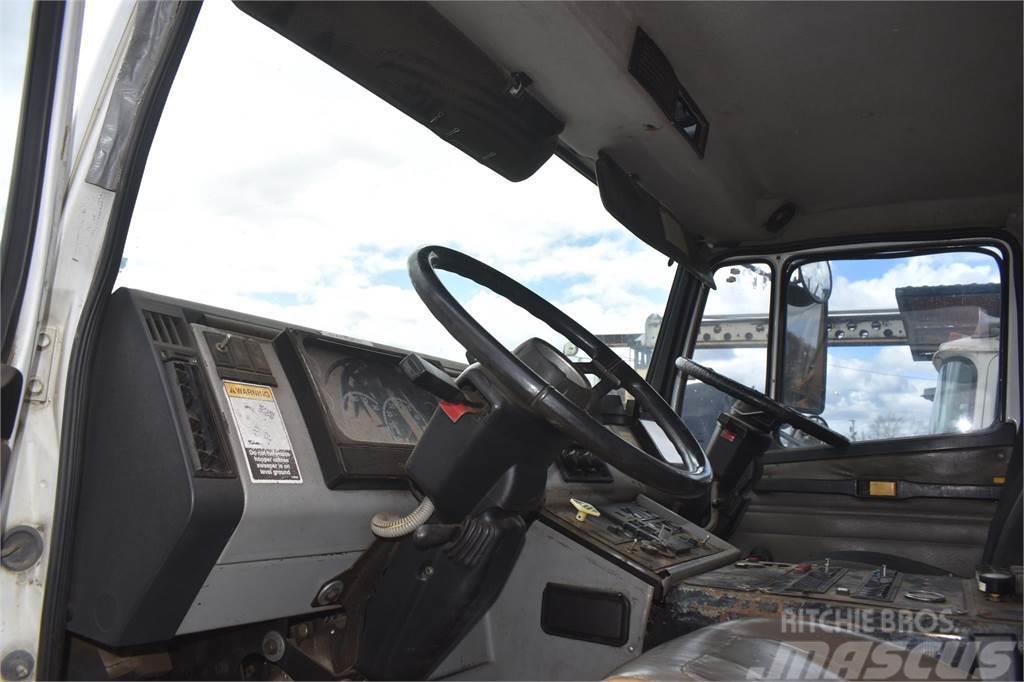 Freightliner FL70 Camion balayeur