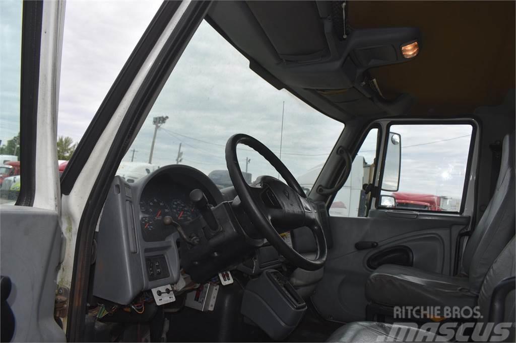 International DURASTAR 4200 Camion plateau ridelle avec grue
