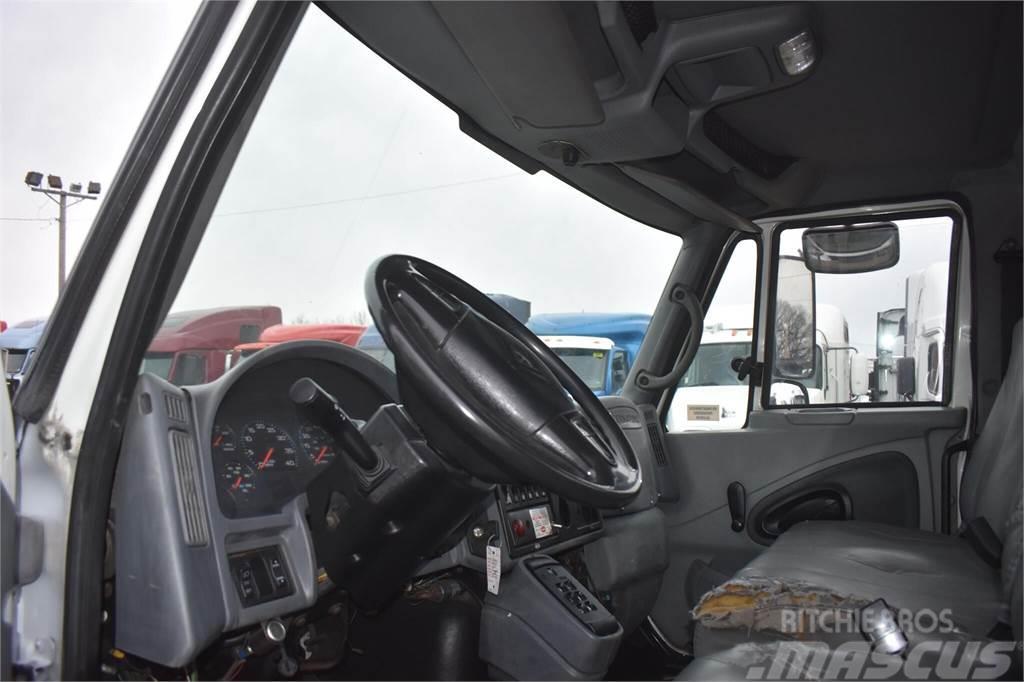 International DURASTAR 4400 Camion plateau ridelle avec grue