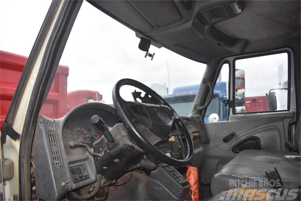 International WORKSTAR 7300 Camion plateau ridelle avec grue