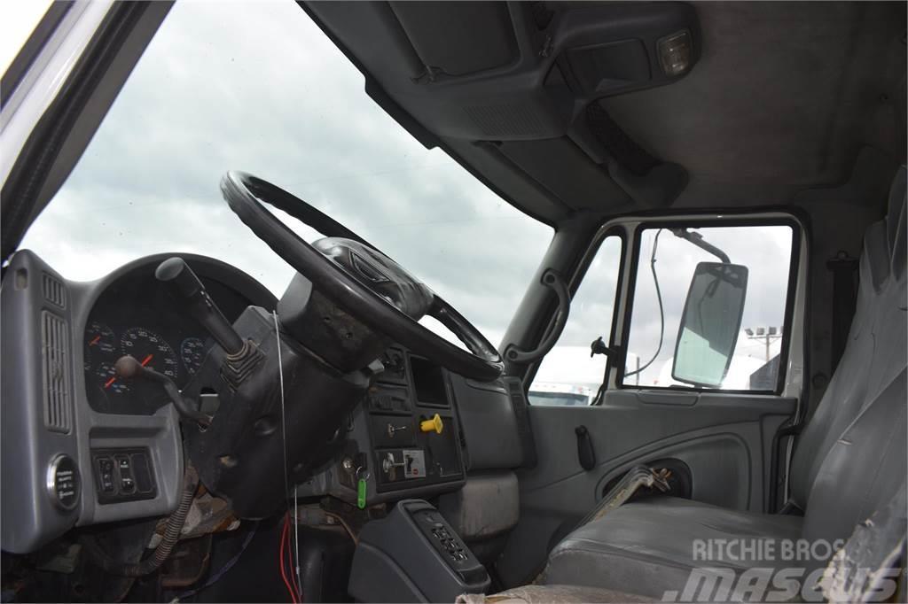 International WORKSTAR 7400 Camion plateau ridelle avec grue