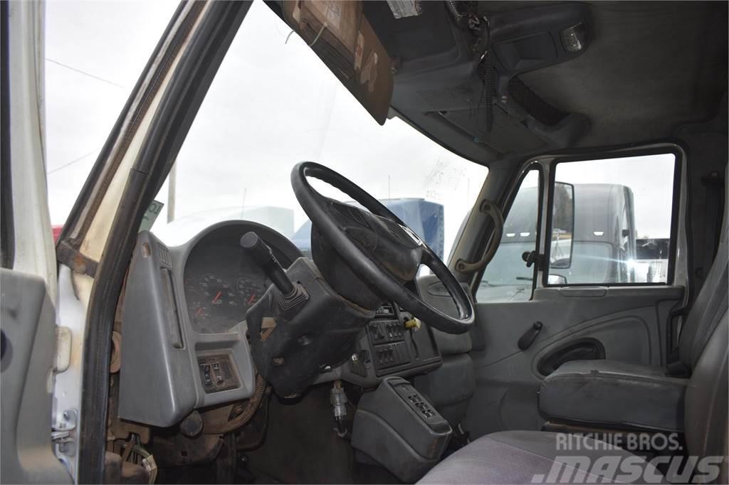 International WORKSTAR 7400 Camion plateau ridelle avec grue