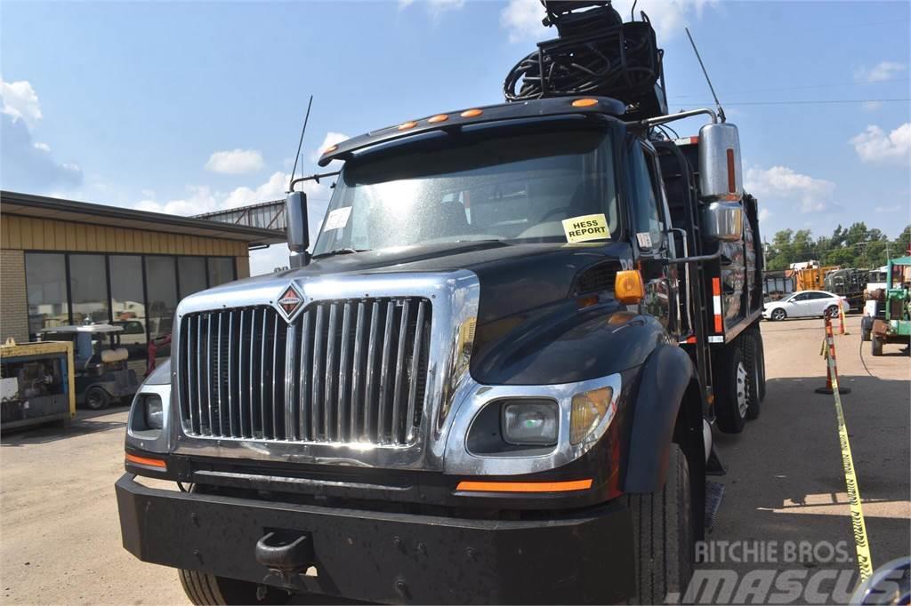 International WORKSTAR 7600 Camion plateau ridelle avec grue