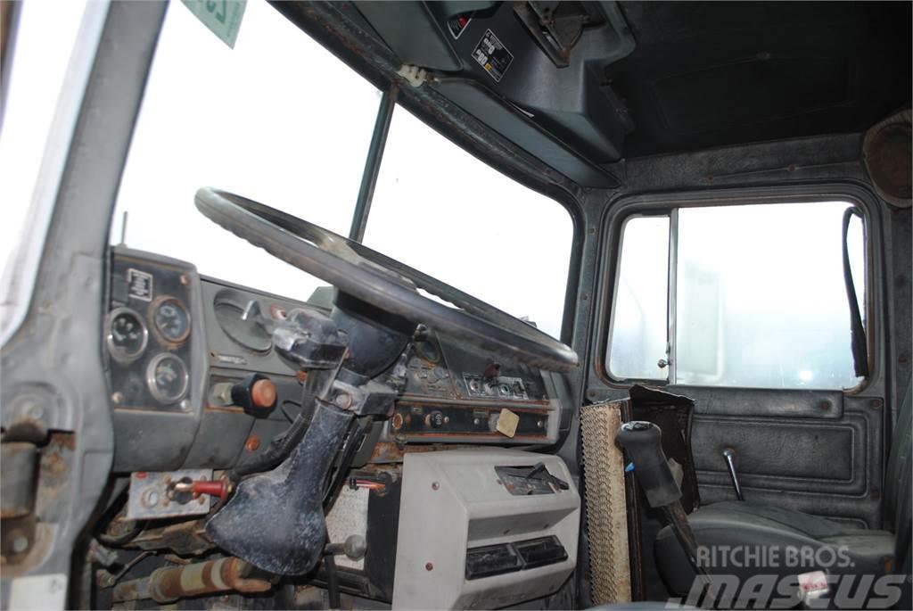 Mack DM690S Camion plateau ridelle avec grue