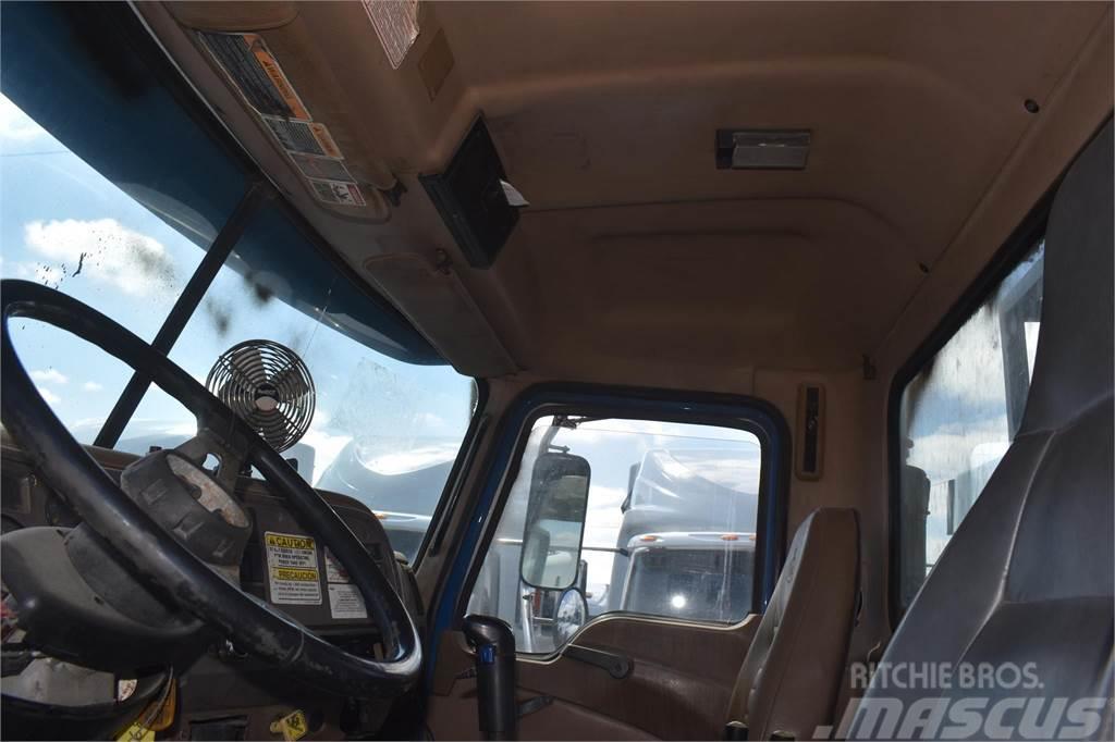 Mack GRANITE CV713 Camion plateau ridelle avec grue