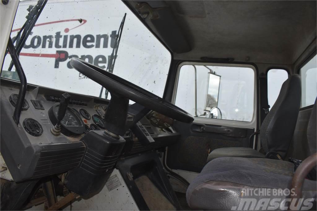 Mack MIDLINER CS300 Camion plateau ridelle avec grue