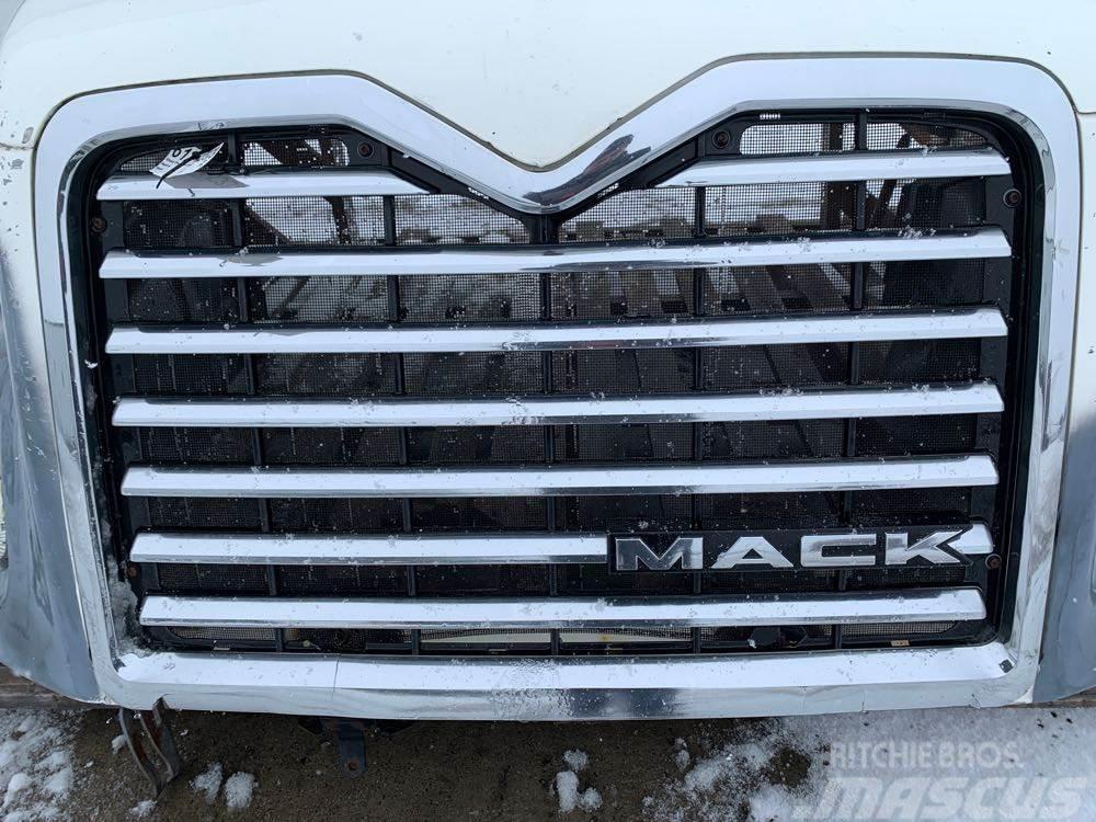 Mack Pinnacle CXU612 Cabines