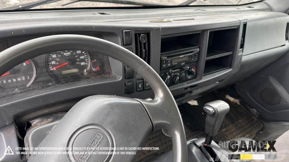 Isuzu NPR HD DAMAGED DRY BOX TRUCK Tracteur routier