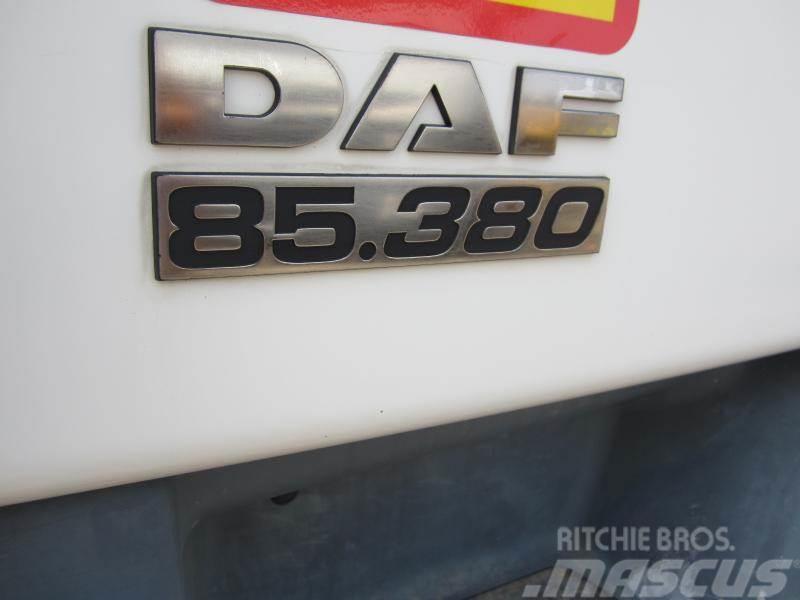 DAF CF85 380 Camion plateau ridelle avec grue