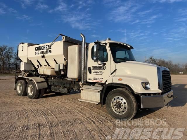 Freightliner 114SD Camion malaxeur