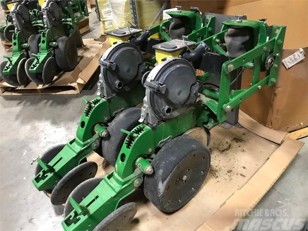 John Deere XP row unit w/ closing wheels & meters Autre semoir agricole