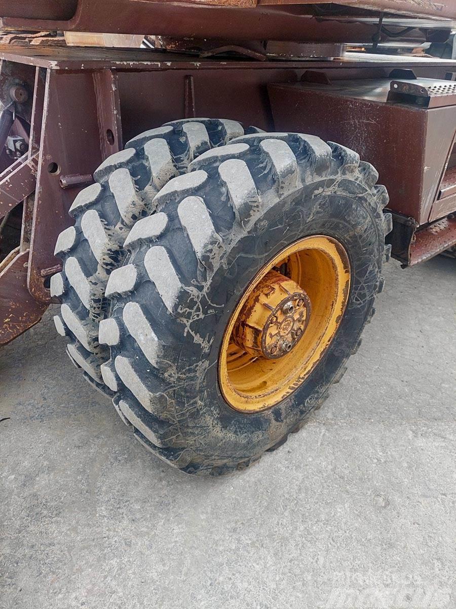 Case Poclain 688P Pelle sur pneus