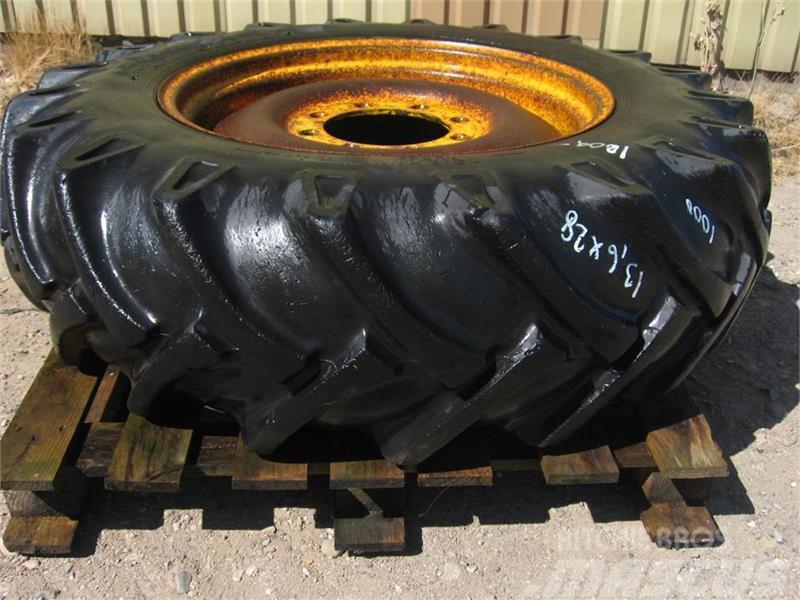 Bridgestone 13.6x28 dæk på 8 huls fælg Pneus, roues et jantes