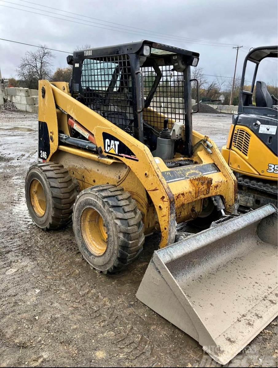 CAT 246 Chargeuse compacte
