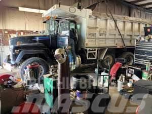 Mack RD688S Dump Truck Camion benne