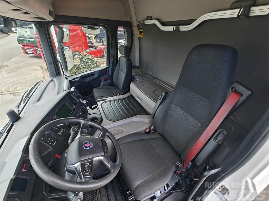 Scania P410 Camion plateau ridelle avec grue