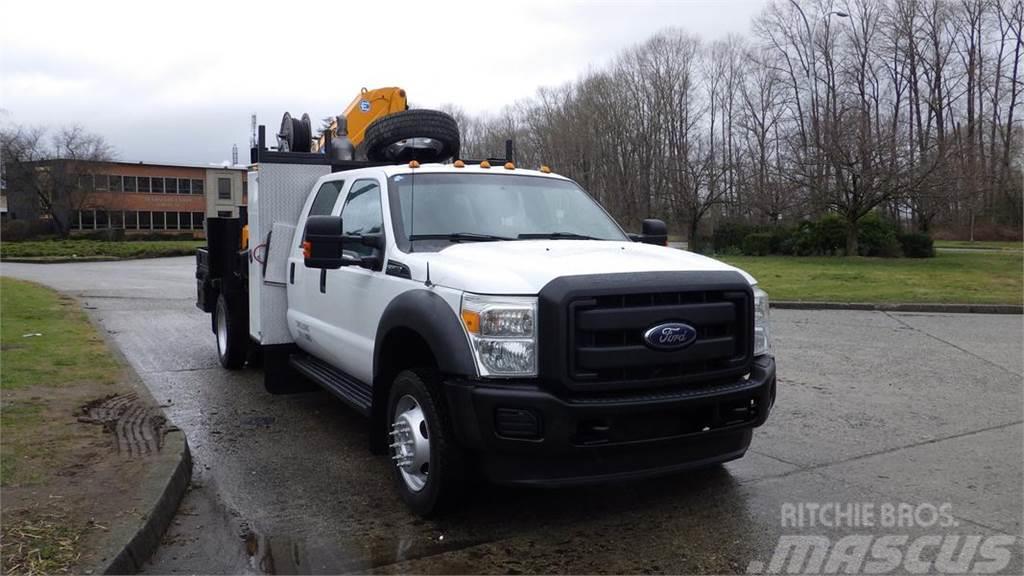 Ford F-550 Camion plateau ridelle avec grue