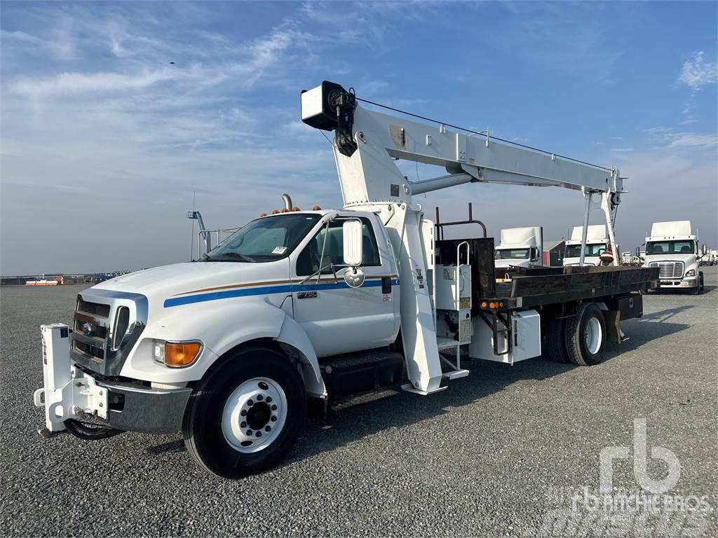 Ford F-750 Camion plateau ridelle avec grue