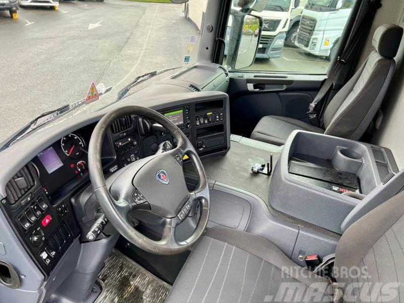 Scania P 410 Camion plateau ridelle avec grue
